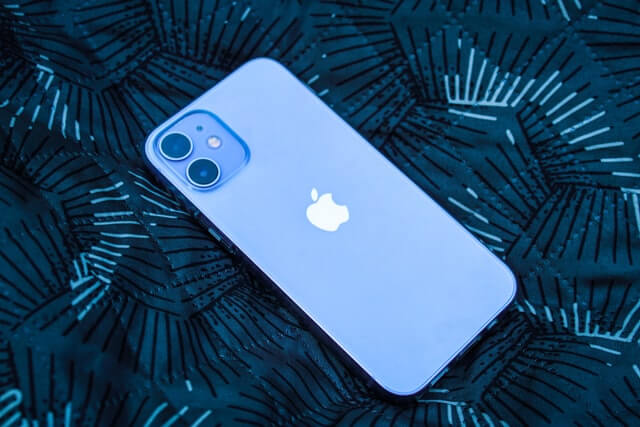 photo gratuite du logo sur un Iphone bleu ciel