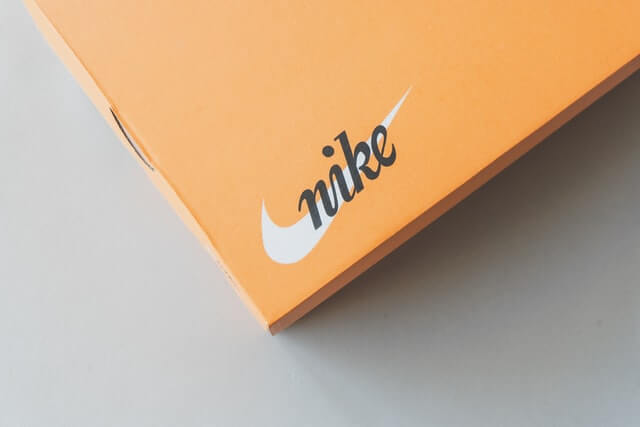 Boîte à chaussure orange avec logo Nike