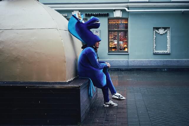 Homme habillé en mascotte licorne