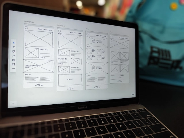 Photo de plusieurs wireframes de site internet. Une étape préalable au design dans un projet de site web.