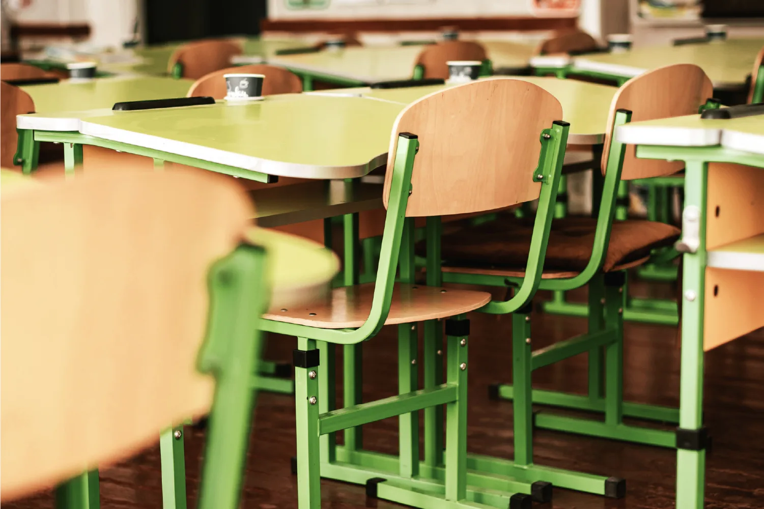 chaise d'école et bureau