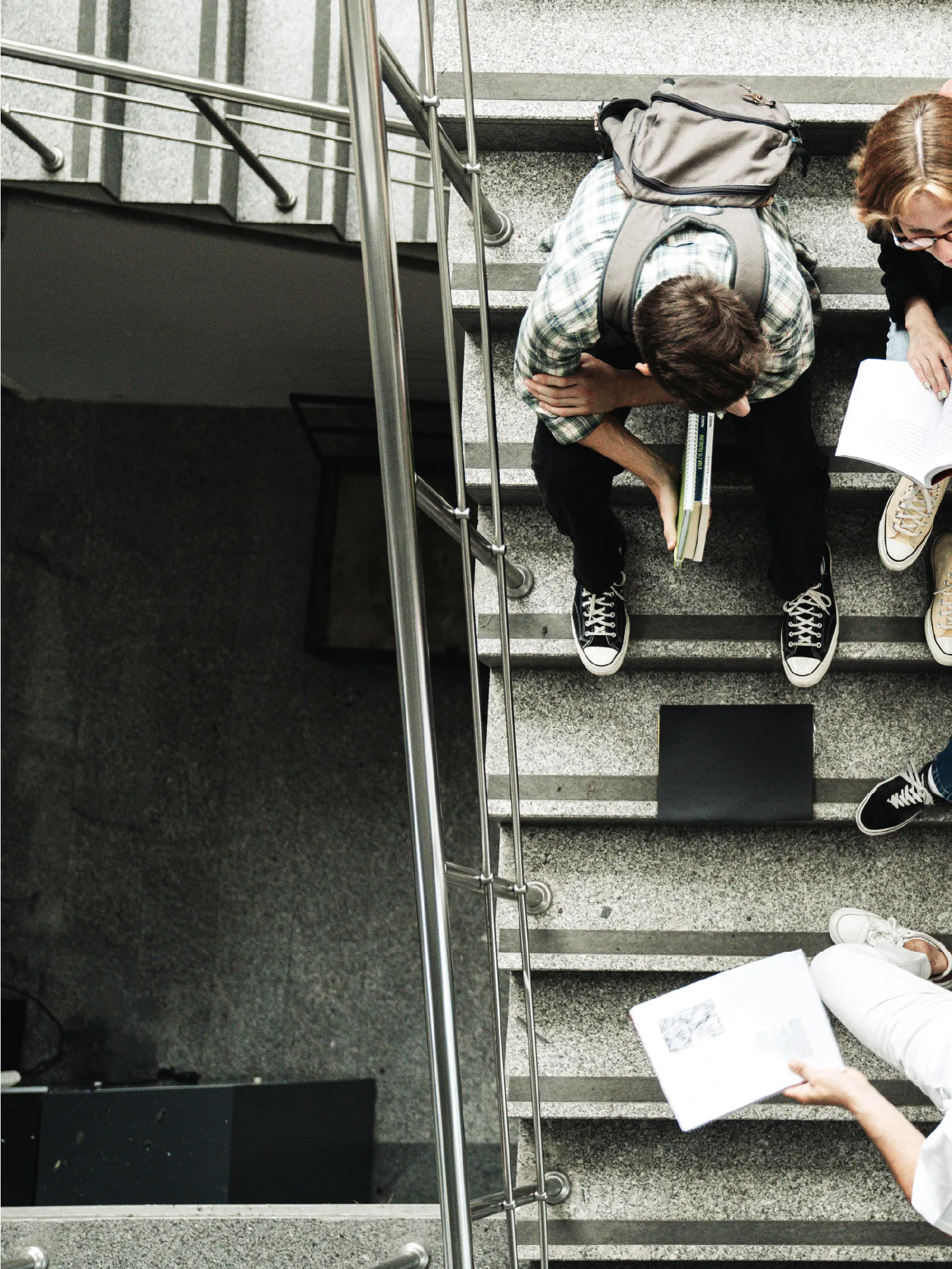 étudiants dans un escalier