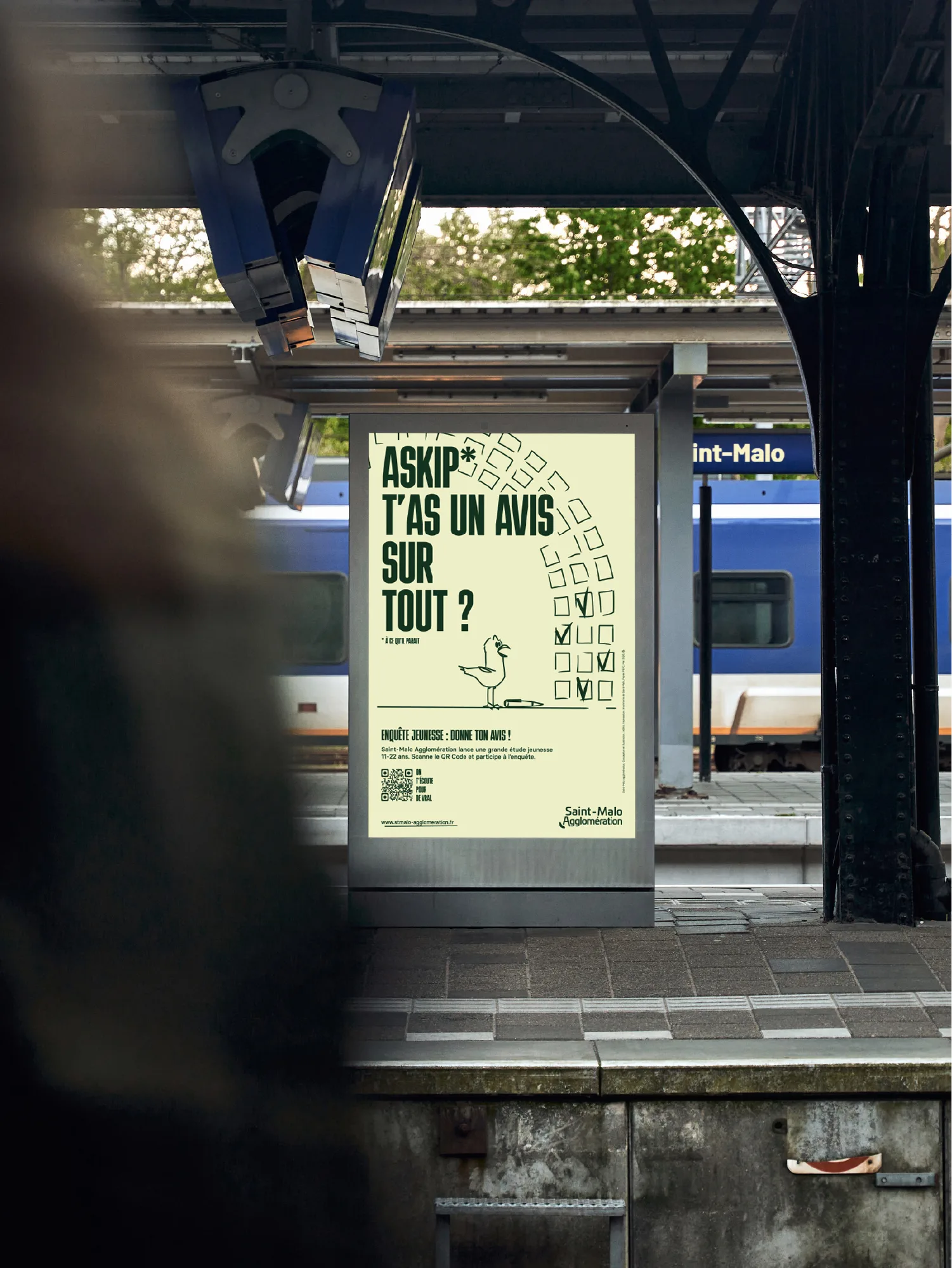 Mockup afffichage campagne mobilier urbain gare