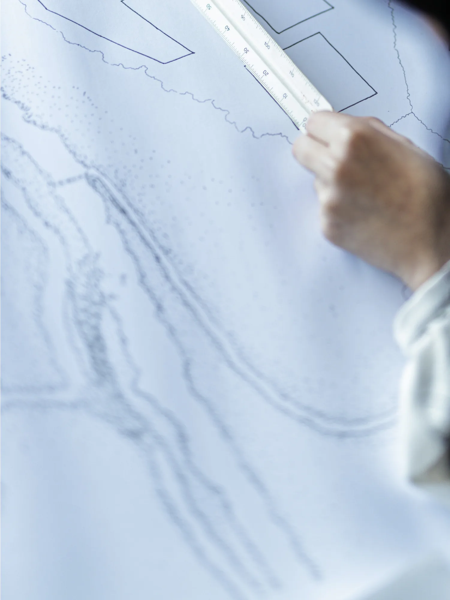 Architecte en train de dessiner un plan